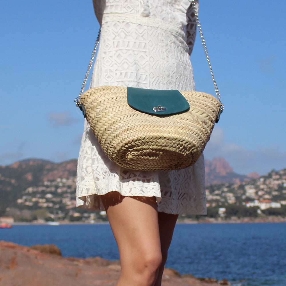 Superbe sac d'ete en osier avec rabat en cuir d'agneau coloré, ideal panier estival, petit sac de plage.