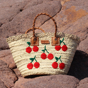 Panier de plage en osier, en paille ou en raphia. Il est idéal pour vous accompagner lors de votre marché ou pour faire vos commissions, à la plage, à la piscine, et d'y ranger tous vos effets personnels: