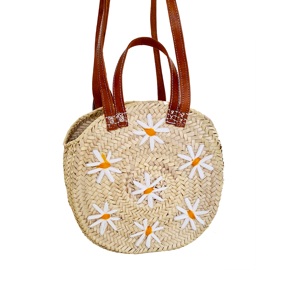 Vous aimerez la qualité de ce panier de plage brodé marguerite, sur lequel les broderies et les anses ont été fabriqué à la main. Ce panier vous accompagnera à la ville, à la plage ou encore en week-end.