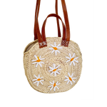 Charger l&#39;image dans la galerie, Vous aimerez la qualité de ce panier de plage brodé marguerite, sur lequel les broderies et les anses ont été fabriqué à la main. Ce panier vous accompagnera à la ville, à la plage ou encore en week-end.
