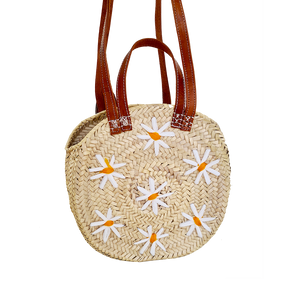 Vous aimerez la qualité de ce panier de plage brodé marguerite, sur lequel les broderies et les anses ont été fabriqué à la main. Ce panier vous accompagnera à la ville, à la plage ou encore en week-end.