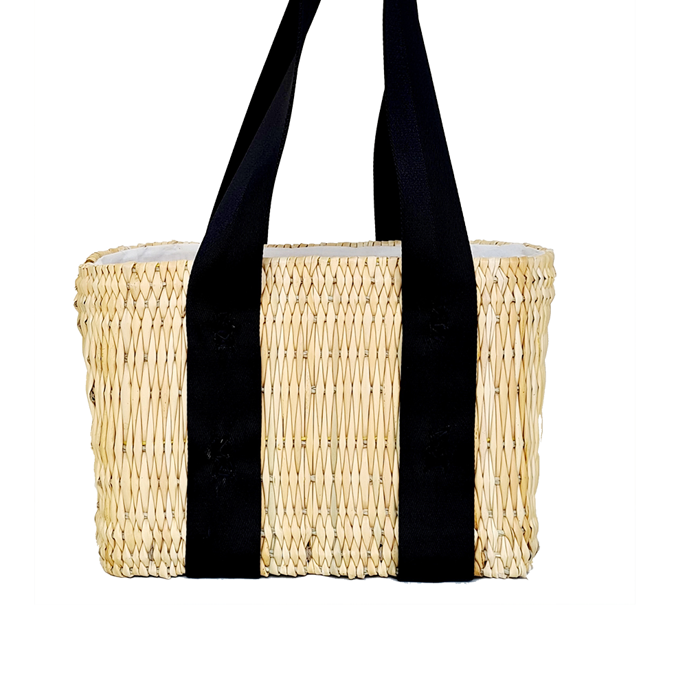 Ce cabas en Osier naturel est parfait pour l'été et vous servira comme panier de marché, de course, panier de plage ou au bureau. Ce cabas a des anses courtes en ceinture de sécurité. Ce sac est réalisée entièrement à la main. 