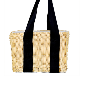 Ce cabas en Osier naturel est parfait pour l'été et vous servira comme panier de marché, de course, panier de plage ou au bureau. Ce cabas a des anses courtes en ceinture de sécurité. Ce sac est réalisée entièrement à la main. 
