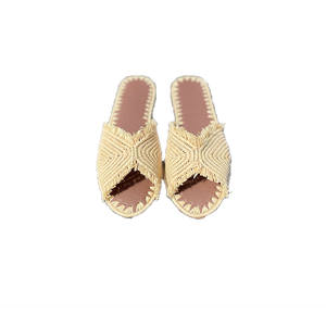 magnifique sandales en raphia, a porter avec un jean et un croc top léger pour un style classique a la ines de fressange. 