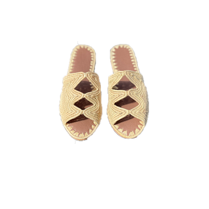 Nos sandales en raphia sont réalisé entièrement a la main, ultra légère et confortable, vous ne voudrez plus vous en passer 