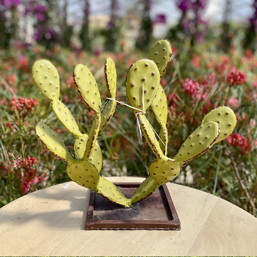 Petite sculpture de cactus a poser. Ideal pour une decoration bohème chic, apporter du vert a votre decoration intérieur grâce a nos cactus artificiel en metal