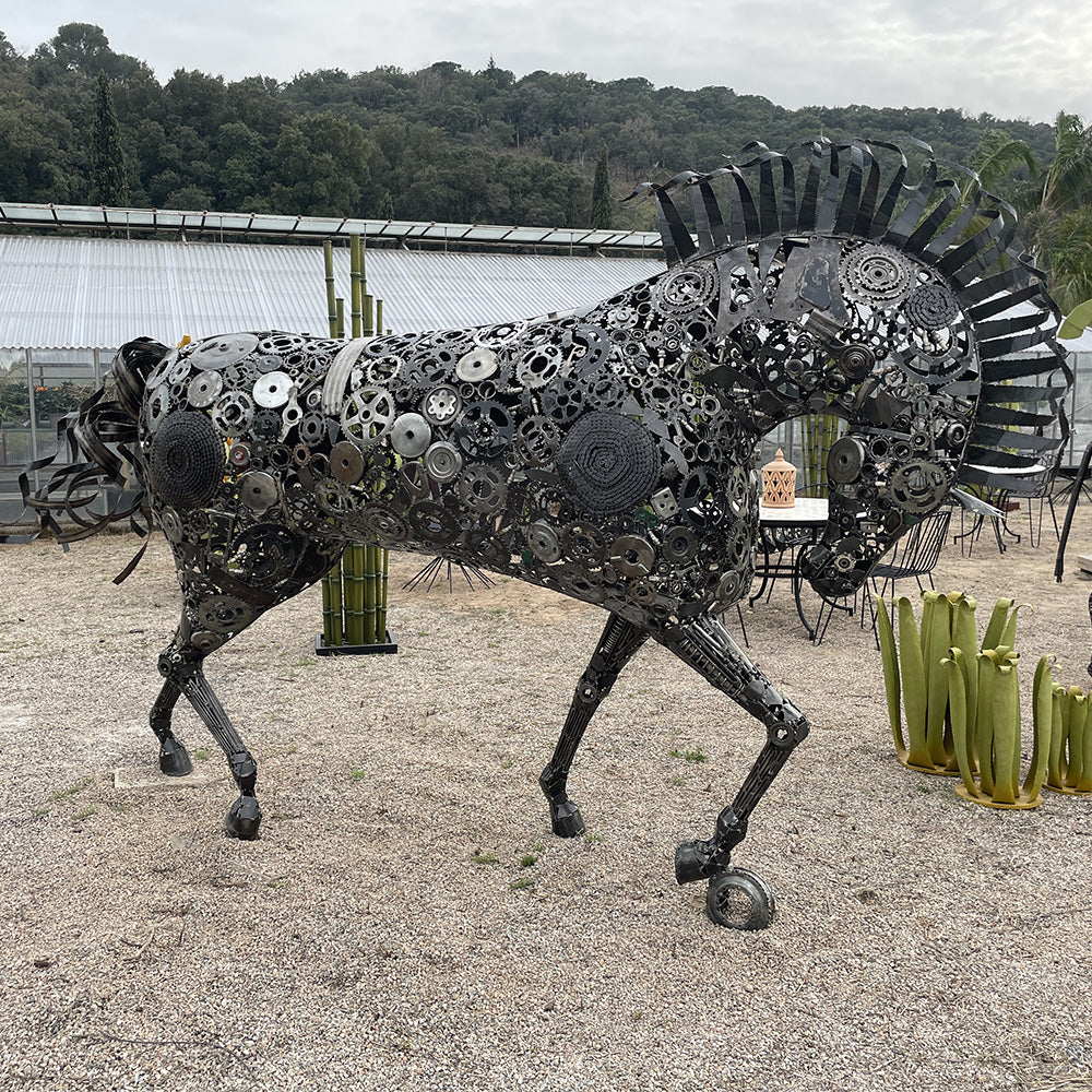 Sculptures en metal éco-responsables à la confection artisanale employant une équipe de 4 soudeurs afin de créer ce magnifique cheval en metal fer forgé
