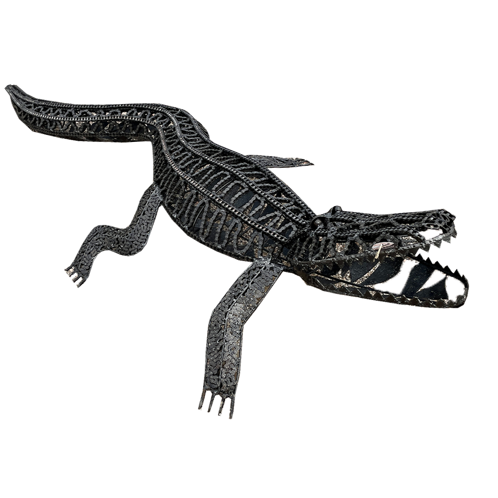 STATUE DE CROCODILE EN PIÈCES DE MOTO Chaque pièce est unique et n'est fabriquée qu'en quelques exemplaires. SCULPTURE CROCODILE EN FER FORGÉ EN CHAINE METAL