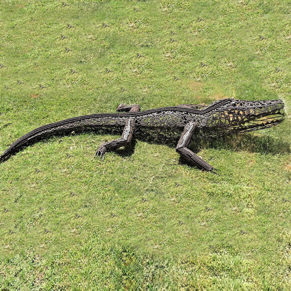 statue d un crocodile en metal xxl de 3 metres. Sculpture d un alligator en fer forgé a base de chaine acier decoration au bord de la piscine