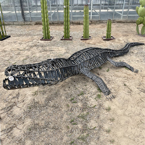 sculpture d'un crocodile en metal - statue xxl d'un alligator en fer forgé - décoration de jardin