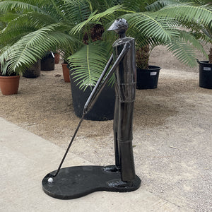 Cette statue de golfeur en fer forge peut se placer en intérieur ou en extérieur. véritable objet d'art a part entière 