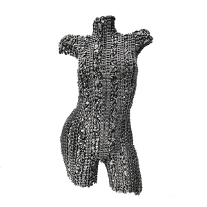 statue d un corp de femme en metal fabriqué a base de vis et chaine. Sculpture d un buste de femme metal acier.