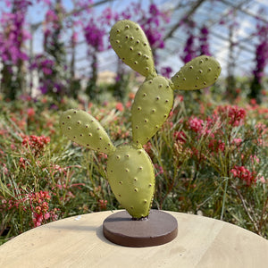 Magnifique sculpture d'un petit cactus en metal , réalisé entièrement à la main, par nos talentueux artisans.