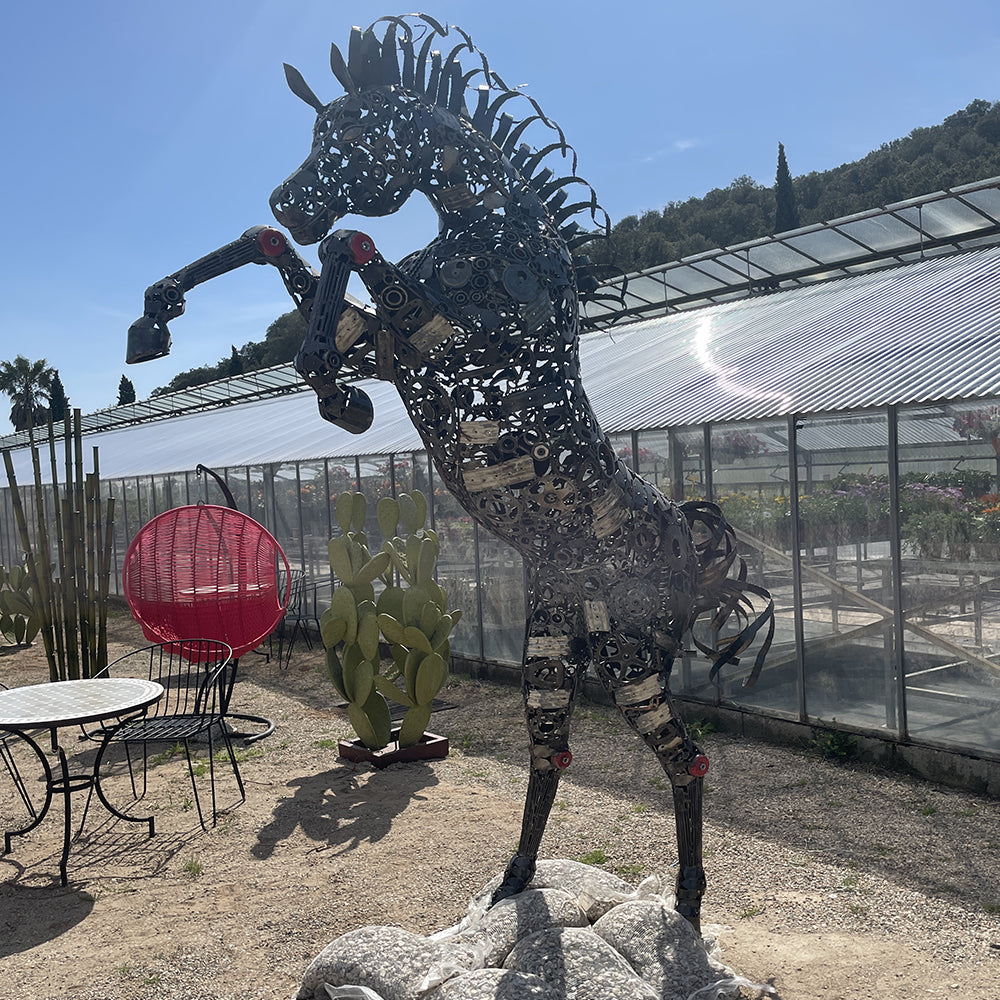 Sculpture d'un cheval cabré en metal recyclé. Statue en fer forgé taille réelle