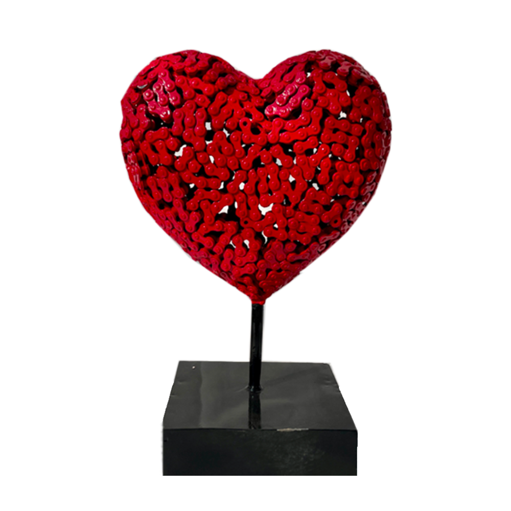 sculpture d un coeur en metal chaine. statue love amour en fer forgé metal objet d art décoration