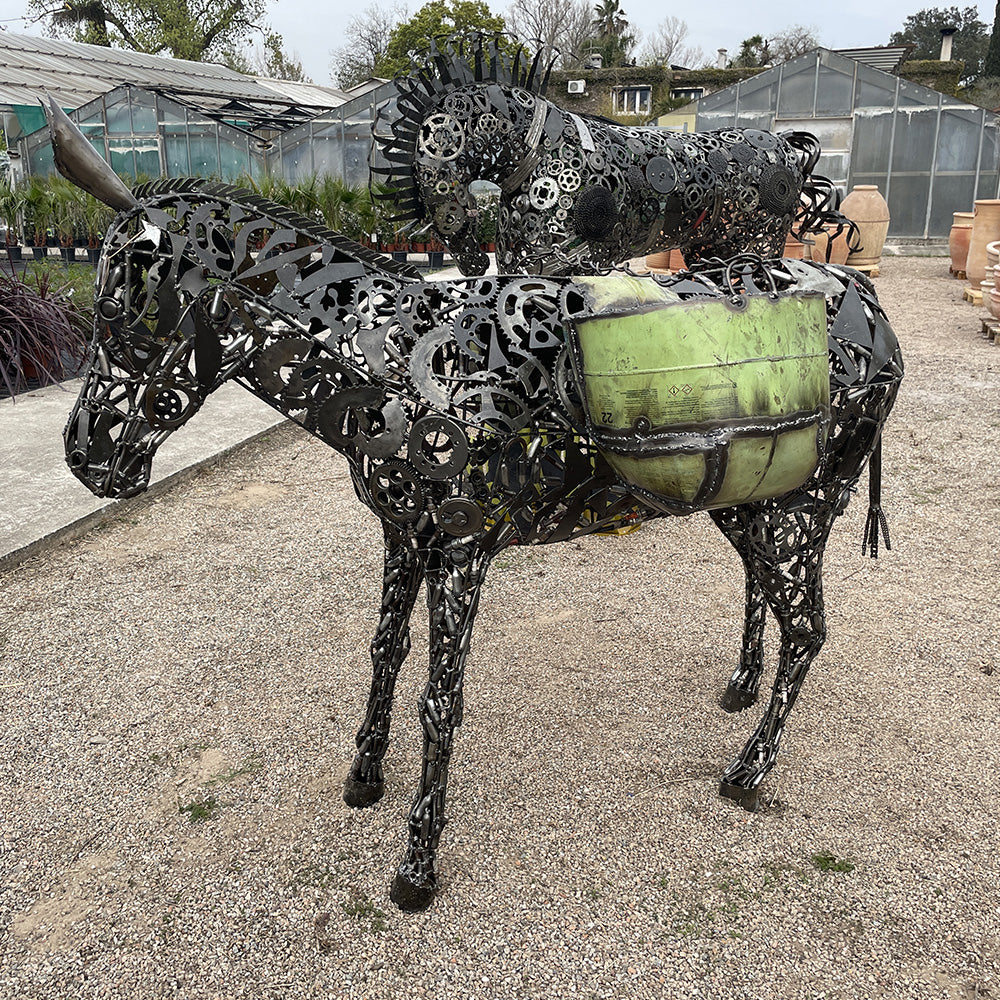 sculpture d'un ane en metal en fer forgé soudé de pièce mécanique. statue d'un ane en metal pour jardin