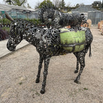 Charger l&#39;image dans la galerie, sculpture d&#39;un ane en metal en fer forgé soudé de pièce mécanique. statue d&#39;un ane en metal pour jardin
