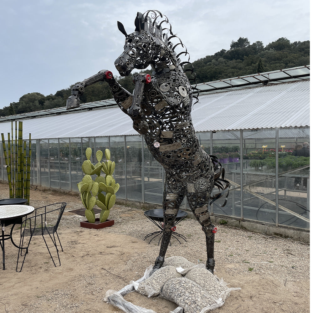 Sculpture cheval cabré en métal recyclé. Sculpture vendue avec socle en fer,