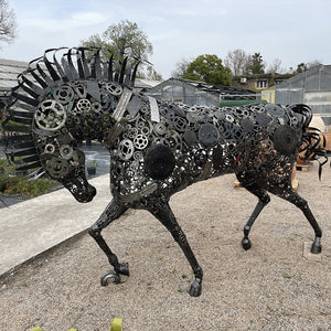 sculpture d un cheval en metal pour décoration de jardin. cheval en metal au trot, tout en pièces mécaniques. Chaque élément est poli, soudé et verni
