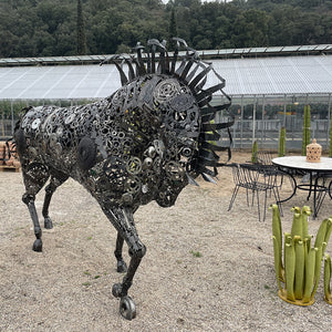 statue d un cheval en metal pour décoration d'exterieure. cheval en fer forgé soudé avec des piéces de récuperation de voiture