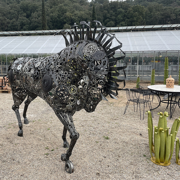 Sculpture d'un cheval en metal au trot recyclé. Statue en fer forgé ta –  Bazar du Monde