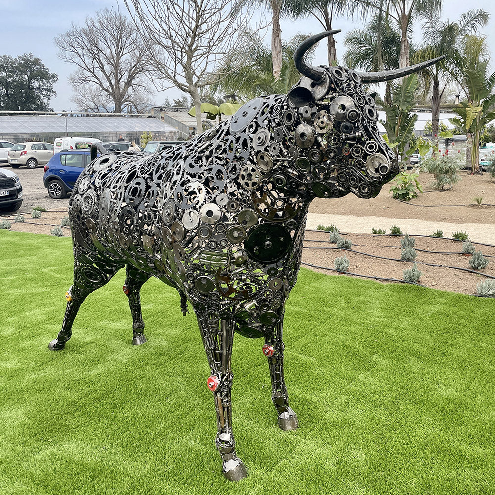 STATUE de TAUREAU Metal apportera une personnalité forte et un cachet inimitable à votre décoration. Cette STATUE DE JARDIN réalisée de façon artisanale